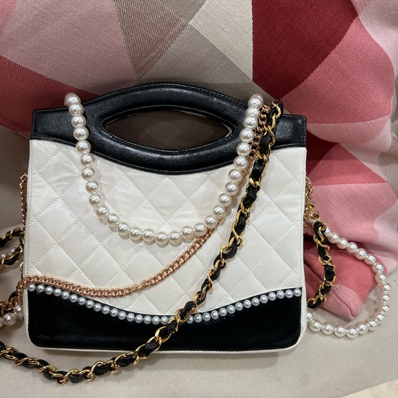 Up for Trade🔥🔥🔥RARE 🔥 Chanel Mini Tote Pearl Crossbody Bag - Picture 5 of 14